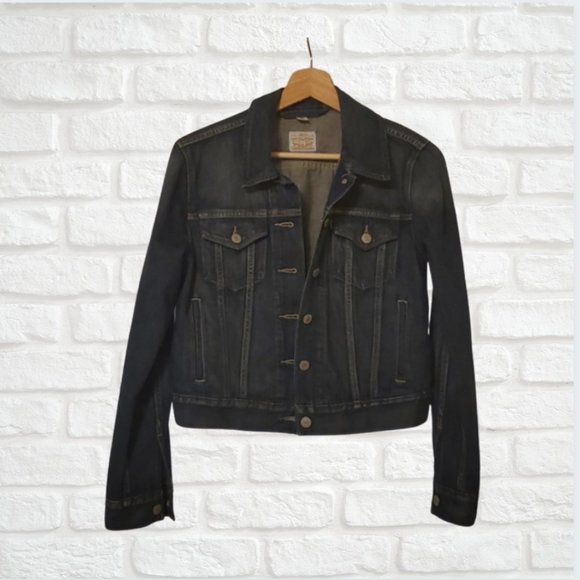 Levi's Jackets & Blazers - Levi's Denim Trucker Jacket in Medium